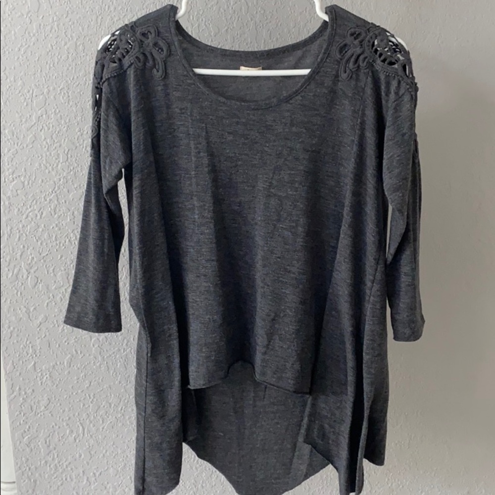 Quarter sleeve shirt